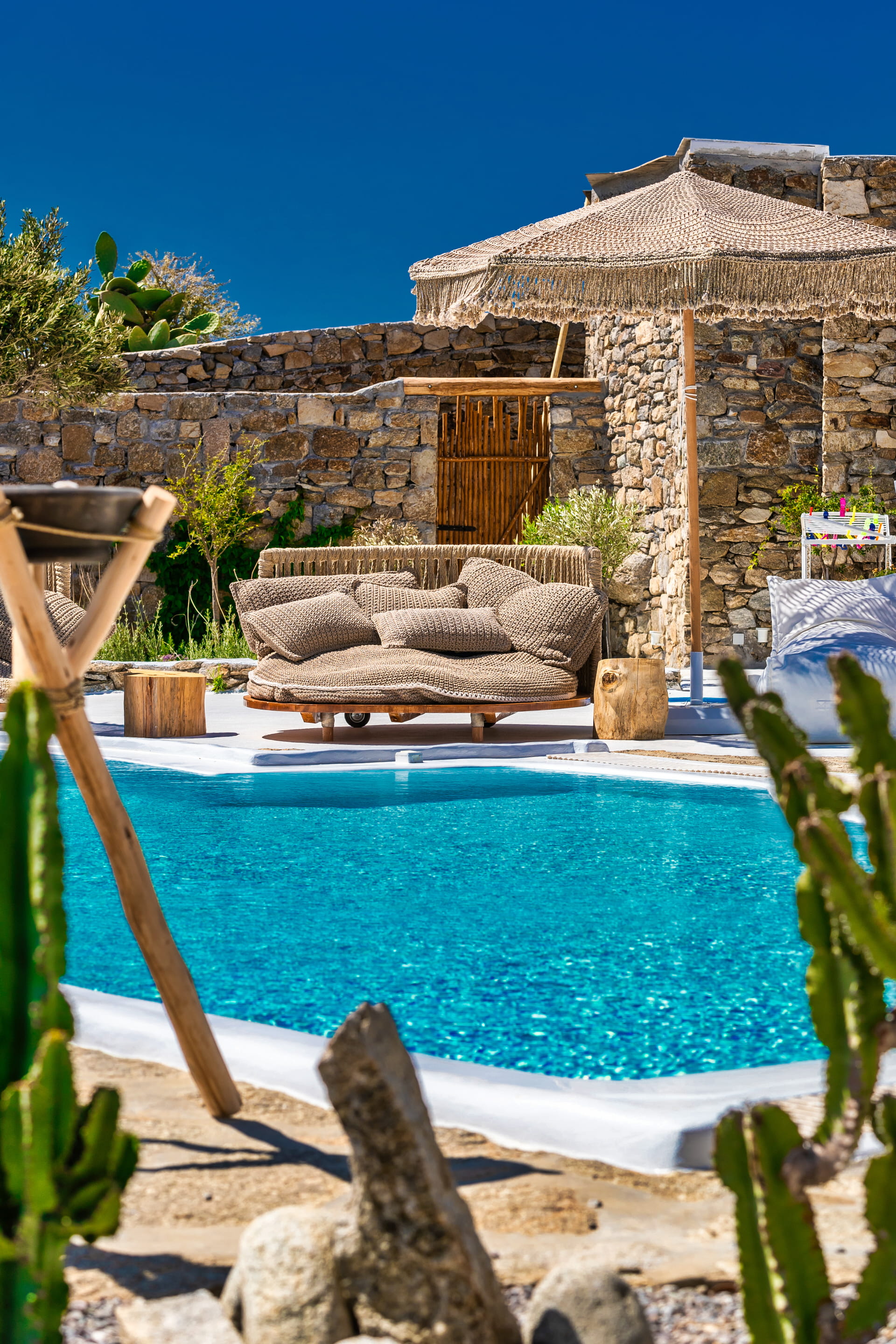 Πισίνα με πέτρινο τοίχο στη Μύκονο - 360 φωτογραφία Project 03